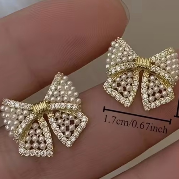 Vintage Pearl Crystal Bow Stud Earrings – Gold Dainty Elegant - Picture 1 of 1
